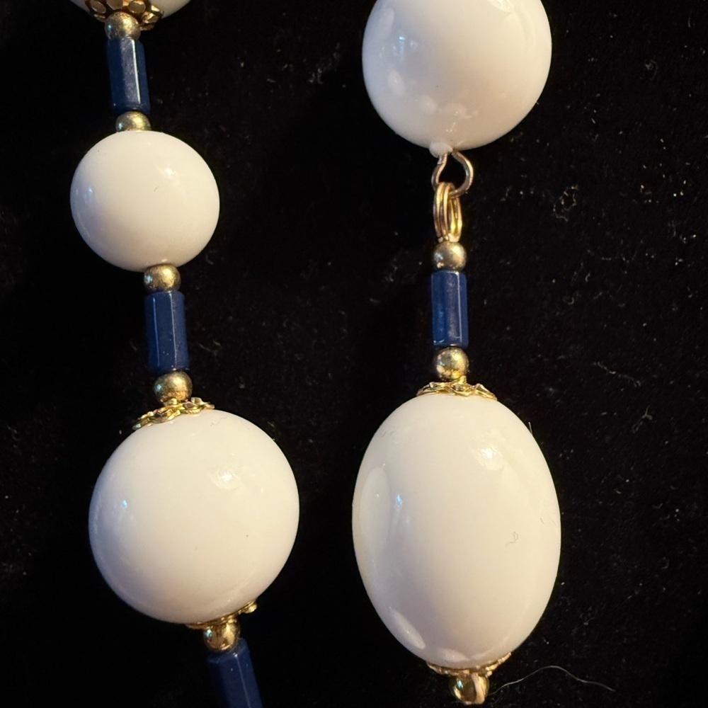 Vintage White and Gold Beaded Jewelry Set - Picture 4 of 4